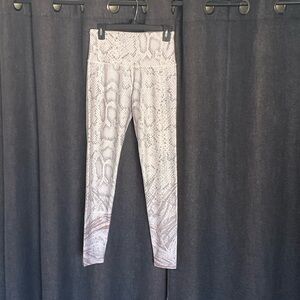 Onzie Snake Print Leggings - Gray and Cream